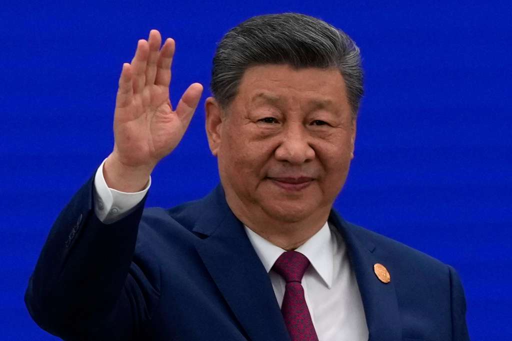 SHANGAI (China), 17/07/2026.- Chinese President Xi Jinping waves as he arrives at the opening ceremony for the World AI Conference in Shanghai, China, 17 July 2026. EFE/EPA/NG HAN GUAN / POOL