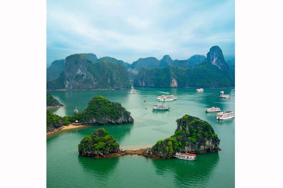 Las más de dos mil islas repartidas por la bahía de Halong Bay, entre grutas y montañas, convirtieron a este extraordinario paisaje en Patrimonio Natural de la Humanidad. / 123rf