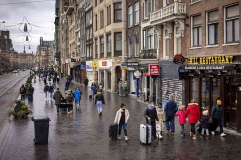 Ómicron se roba la Navidad en Europa: estas son las nuevas restricciones