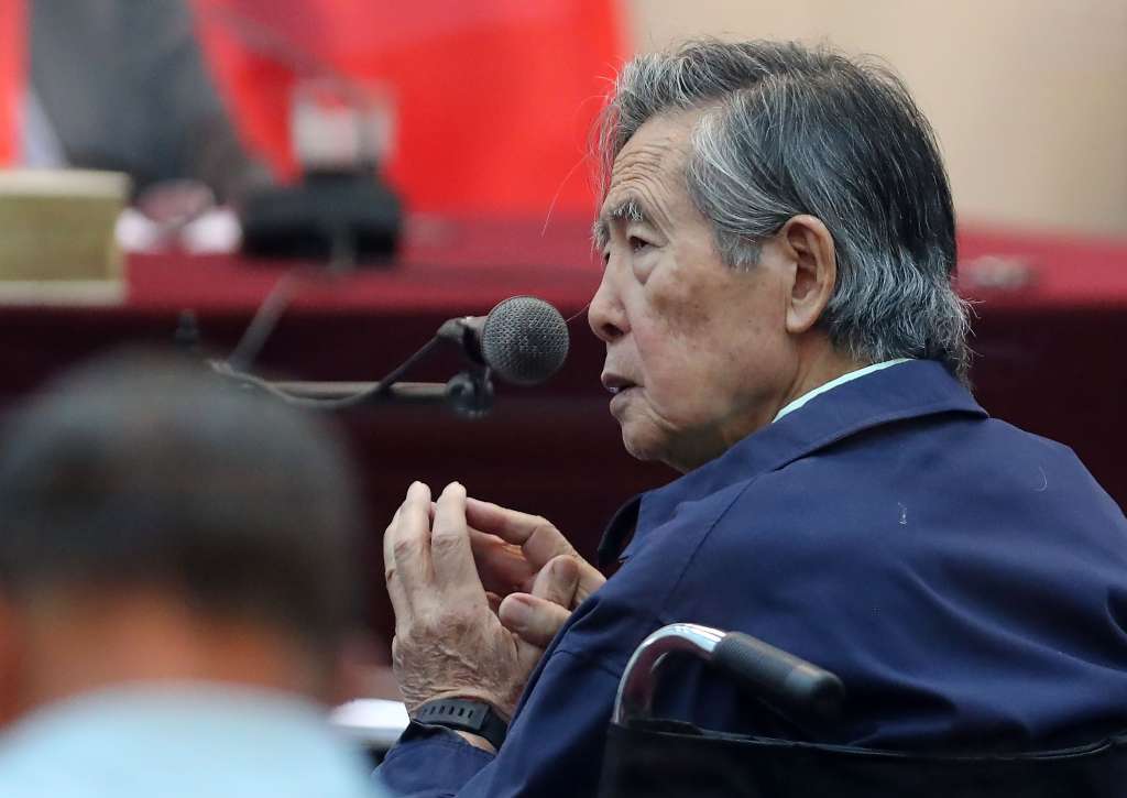 LIM03. LIMA (PERÚ), 15/03/2018.- Fotografía de archivo fechada el 15 de marzo de 2018 que muestra al entonces indultado expresidente peruano Alberto Fujimori (1990-2000) mientras declara ante un tribunal en la Base Naval del Callao, en Lima (Perú). El Instituto Penitenciario de Perú (INPE) dispuso este miércoles la "inmediata libertad" del expresidente Alberto Fujimori (1990-2000), a la espera del cumplimiento de una resolución del Tribunal Constitucional (TC) que ordenó su excarcelación. "El INPE en cumplimiento del mandato del Tribunal Constitucional que dispone la inmediata libertad del interno Alberto Fujimori Fujimori, luego de procesar el documento de conformidad con los protocolos internos, procederá con la ejecución de la libertad", anunció la institución en la red social X (antes Twitter). EFE/Ernesto Arias /ARCHIVO