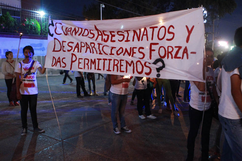 Familiares y amigos de los 43 estudiantes desaparecidos marchan en Chilpancingo. / EFE