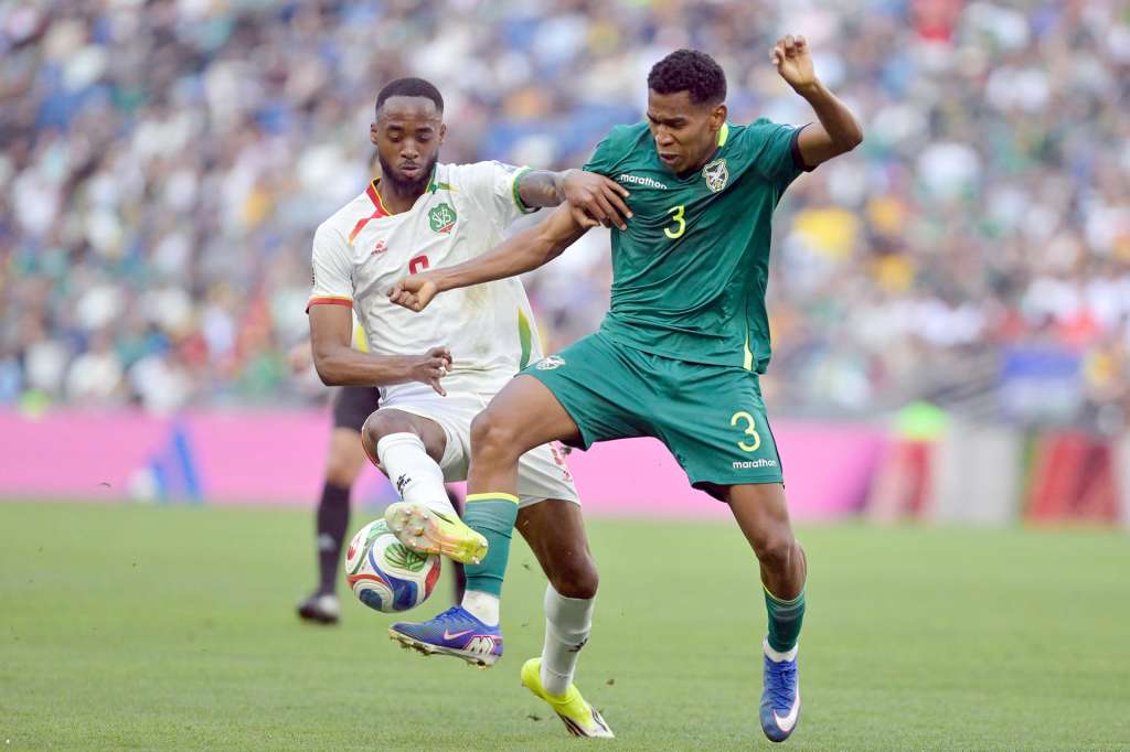 AME7946. GUADALUPE (MÉXICO), 26/03/2026.- Diego Medina (d) de Bolivia disputa el balón con Melayro Bogarde de Surinam este jueves, en un partido de repechaje para la Copa Mundial 2026 entre Bolivia y Surinam en el estadio BBVA en Guadalupe (México). EFE/ Miguel Sierra
