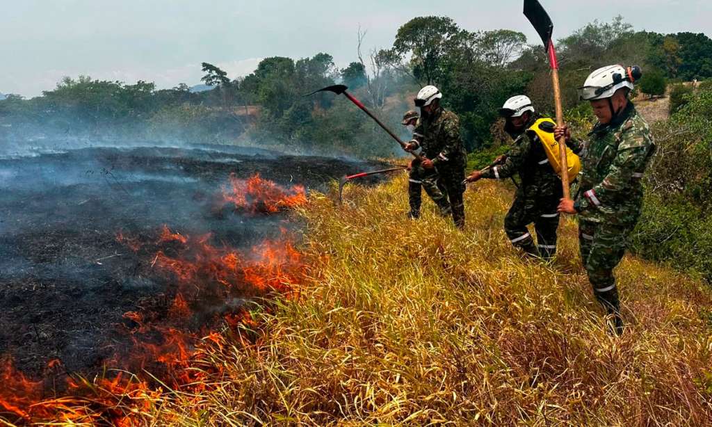 AME1788. TOLIMA (COLOMBIA), 24/08/2026.- Fotografía del 23 de agosto de 2026 cedida por la Presidencia de Colombia que muestra a soldados extinguiendo un incendio en Tolima (Colombia). Las autoridades colombianas advirtieron que algunos de los incendios forestales que afectan al país y ya han consumido más de 20.000 hectáreas son provocados deliberadamente, en una situación de sequía por el fenómeno de El Niño que aumenta el riesgo de propagación de las llamas. EFE/ Presidencia de Colombia /SOLO USO EDITORIAL/NO VENTAS/ SOLO DISPONIBLE PARA ILUSTRAR LA NOTICIA QUE ACOMPAÑA (CRÉDITO OBLIGATORIO)