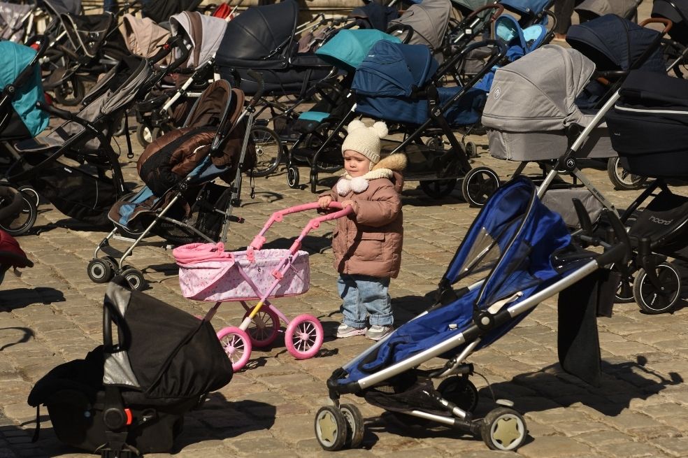 Un total de 109 cochecitos vacíos afuera del Ayuntamiento de Lviv simbolizan a los niños y niñas asesinados en la actual invasión rusa de Ucrania.