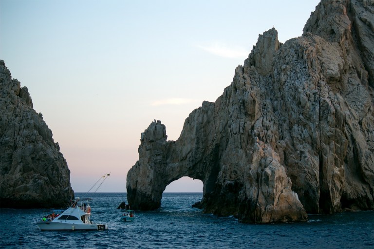 Buceo con tiburones, “bungee” y ciclismo extremo: así se vive la aventura en Los Cabos