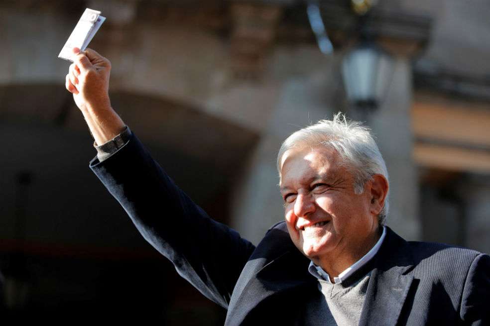El presidente electo de México, Andrés Manuel López Obrador, depositó su voto en la segunda consulta ciudadana en la Alcaldía de Tlalpan de la Ciudad de México. / EFE