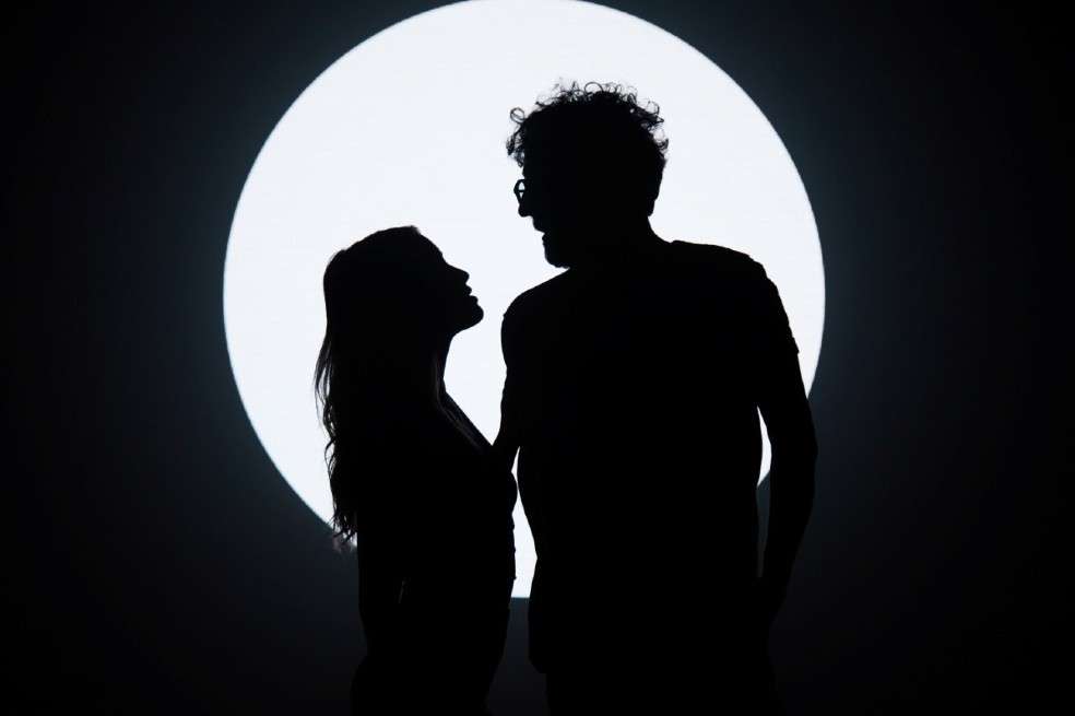 Fito Páez y Lali protagonizan el videoclip de "Gente en la calle".