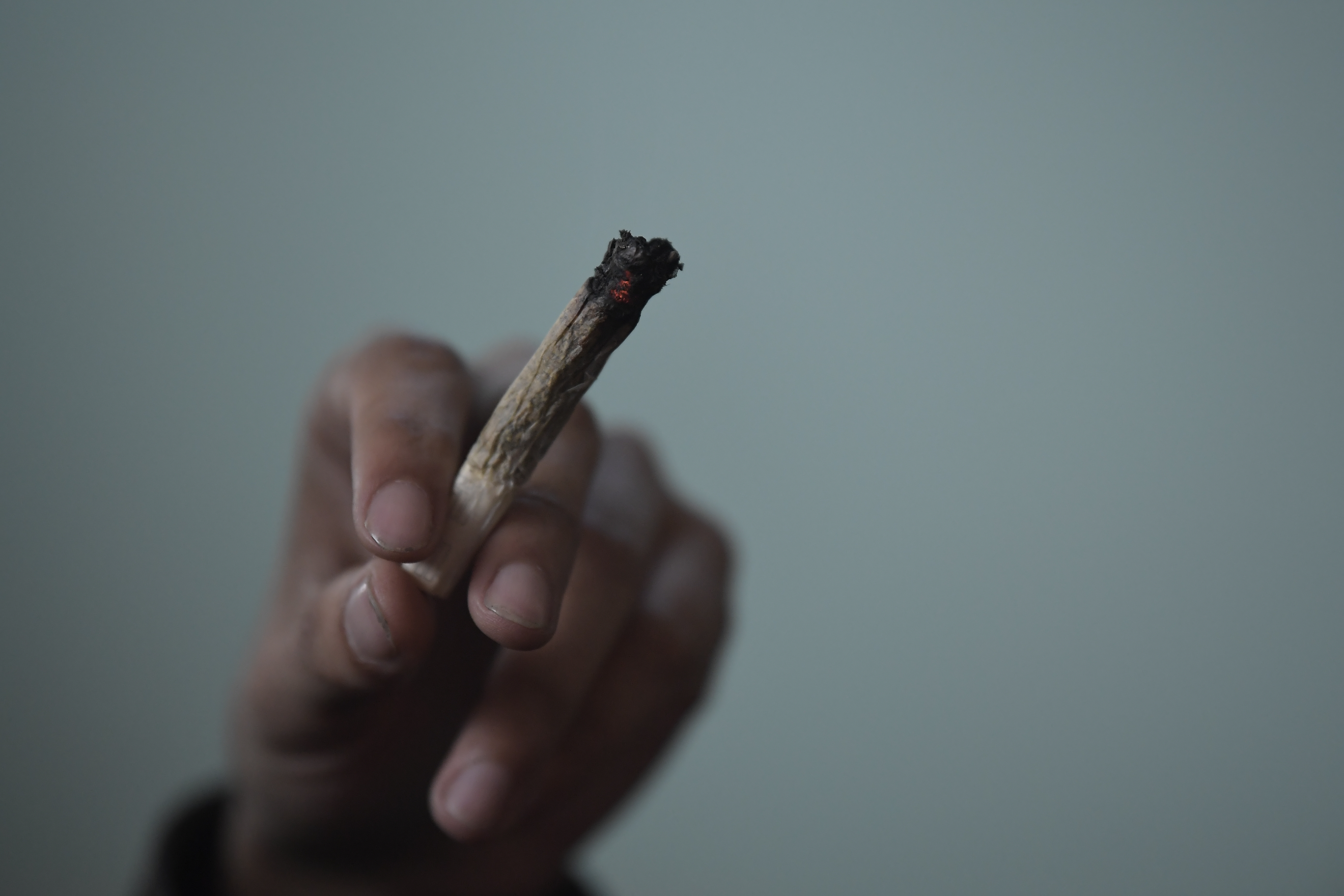 Manuel Sandoval, dueño de esta droguería que comercia cannabis medicinal ubicada en el barrio Olaya de Rafael Uribe Uribe.