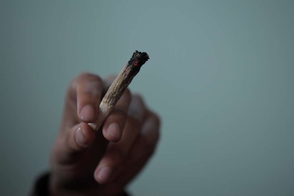 Manuel Sandoval, dueño de esta droguería que comercia cannabis medicinal ubicada en el barrio Olaya de Rafael Uribe Uribe.