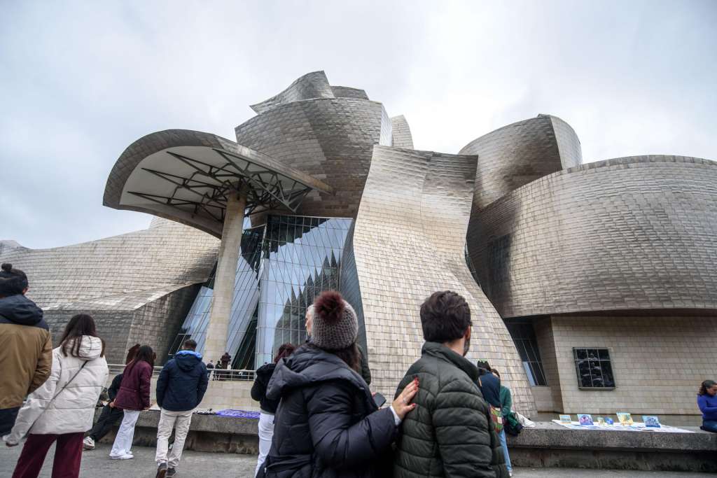BILBAO, 06/12/2025.- Varios visitantes congregados en el exterior del Museo Guggenheim Bilbao, obra del arquitecto canadiense-estadounidense Frank Gehry, este sábado en Bilbao. EFE/ Javier Zorrilla