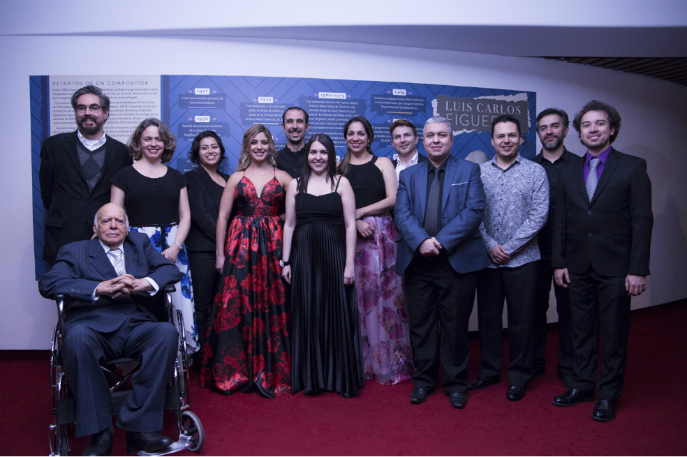 Luis Carlos Figueroa, de 95 años, al lado de los músicos que interpretaron sus creaciones en el concierto – homenaje “Retratos de un compositor”.  / Gabriel Rojas © Banco de la República