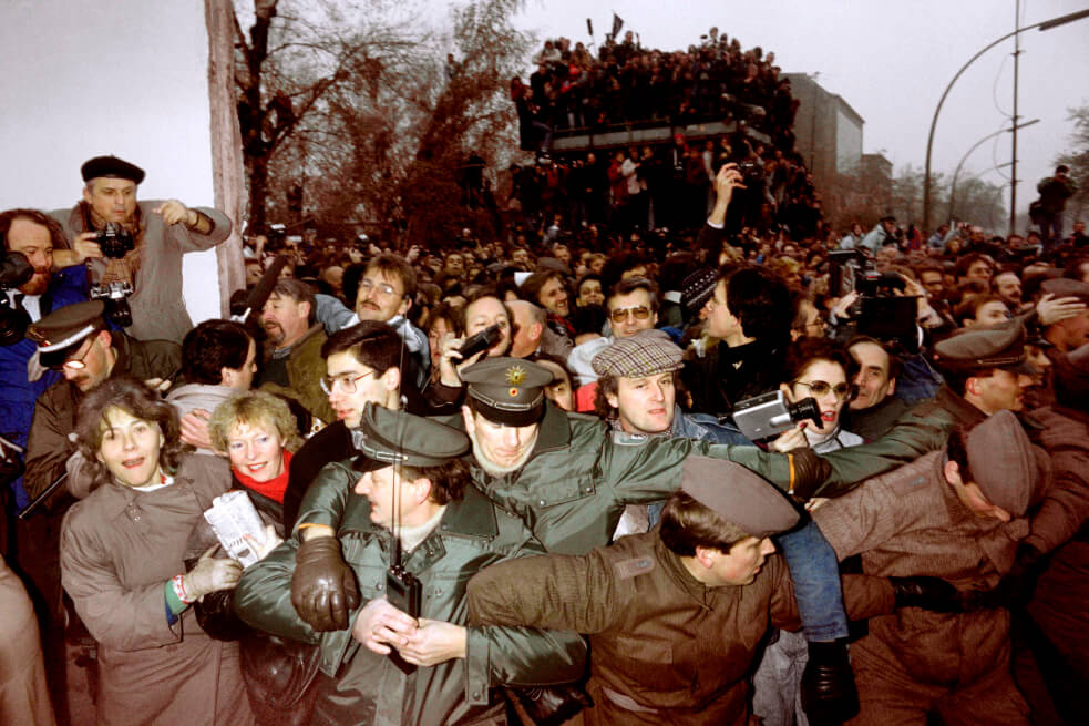 El 12 de noviembre de 1989, la policía de Alemania Oriental y Occidental contiene la multitud de berlineses orientales que fluyen a través del muro derribado.  / AFP