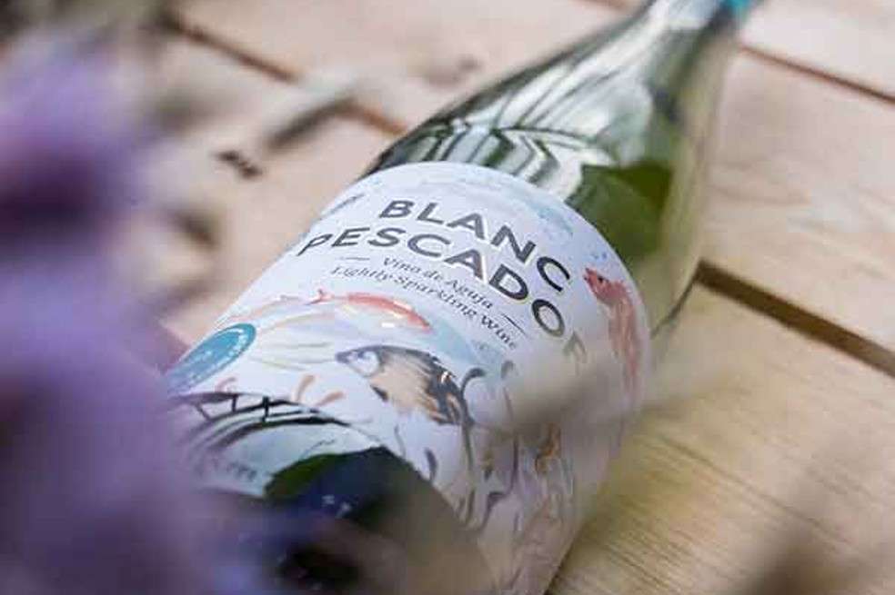 Los franceses lo llaman pétillant; los españoles, vino de aguja; los italianos, frizzante, y los portugueses, vinho verde.