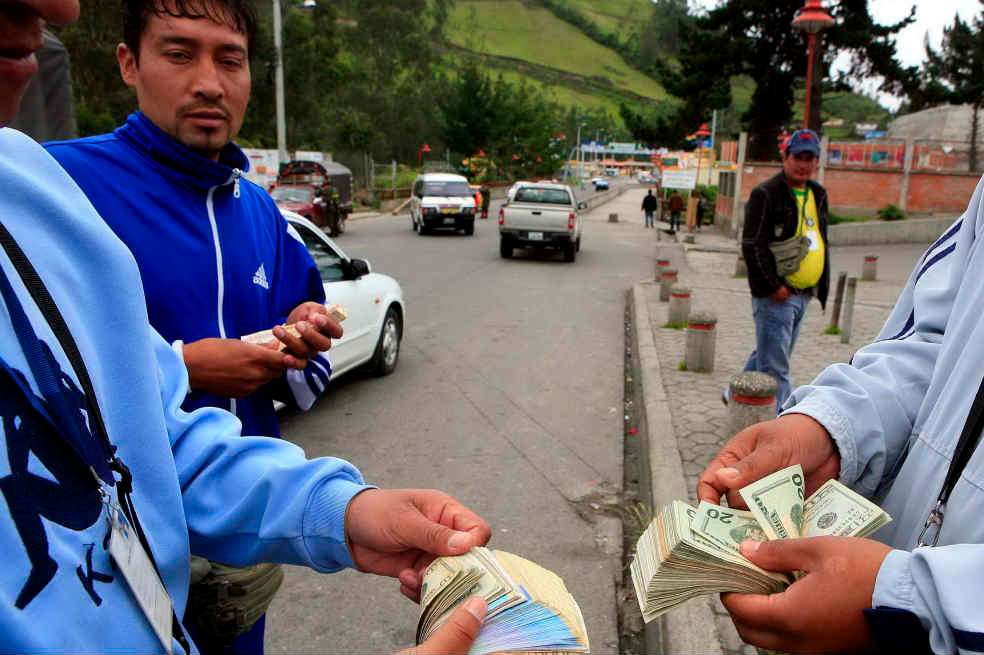 Por decreto, el precio de un dólar en Venezuela aumentó de 4,30 a 6,30 bolívares.