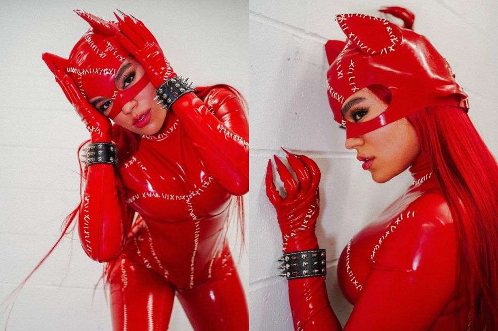 Karol G le rindió homenaje a su canción más reciente, y se disfrazó de ‘Gatúbela’. El color rojo predominó no solo en su cabellera, sino en todo el traje.