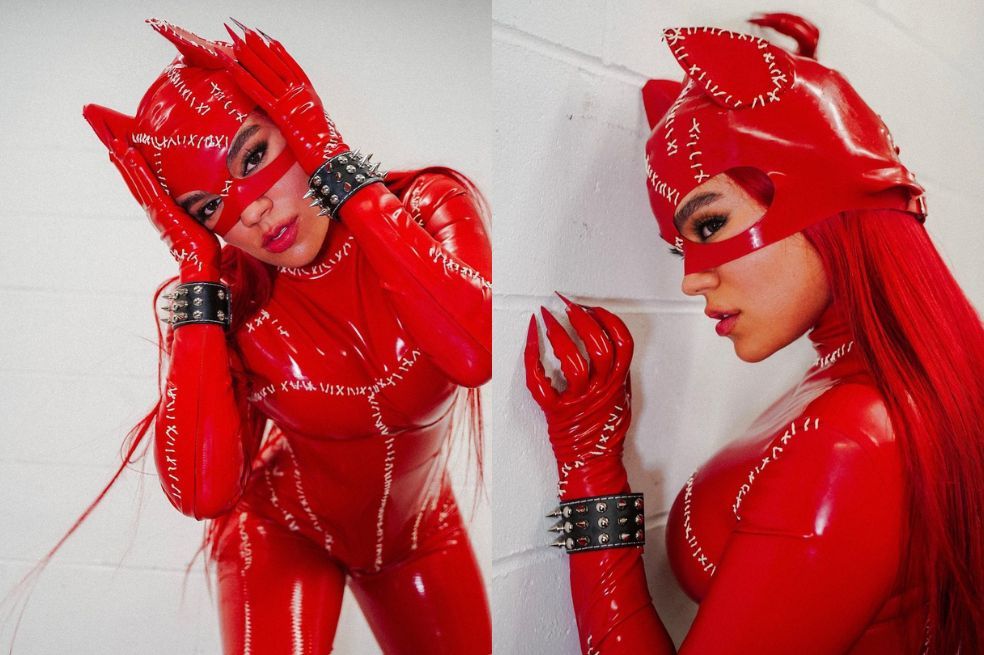 Karol G le rindió homenaje a su canción más reciente, y se disfrazó de ‘Gatúbela’. El color rojo predominó no solo en su cabellera, sino en todo el traje.