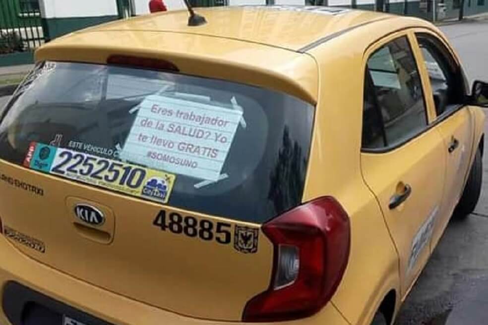 Algunos indican con letreros que si el pasajero es profesional de la salud será transportado sin costo. / Archivo Particular