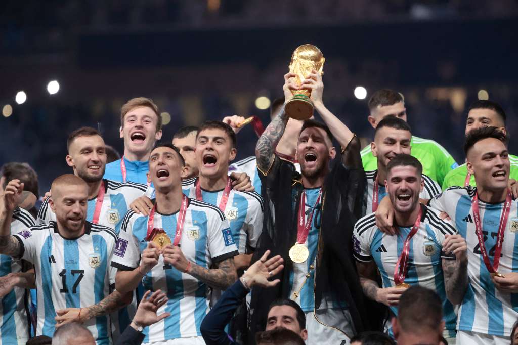 FOTOGALERÍA RESUMEN DEL MUNDIAL DE FÚTBOL 31 DE 32 - LUSAIL (CATAR), 18/12/2022.- Lionel Messi (c) y los jugadores de Argentina posan con el trofeo de la Copa del Mundo hoy, tras ser campeones del mundo en la final del Mundial de Fútbol Qatar 2022 entre Argentina y Francia en el estadio de Lusail (Catar). EFE/Juan Ignacio Roncoroni