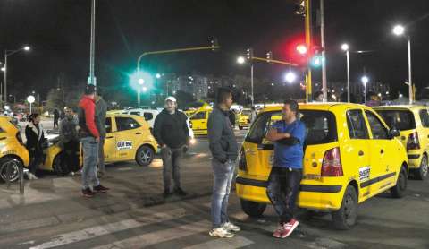 Líderes del gremio de taxis vuelven a amenazar con bloquear vías en Bogotá