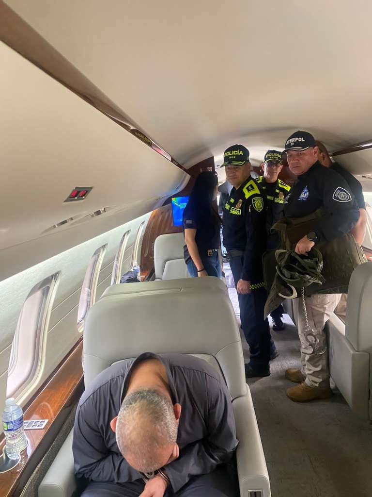 Al momento de subirlo al avión, el propio director de la DIJIN, general Fernando Murillo (el primer hombre de pie a la izquierda) verificó que Otoniel estuviera a bordo de la aeronave.