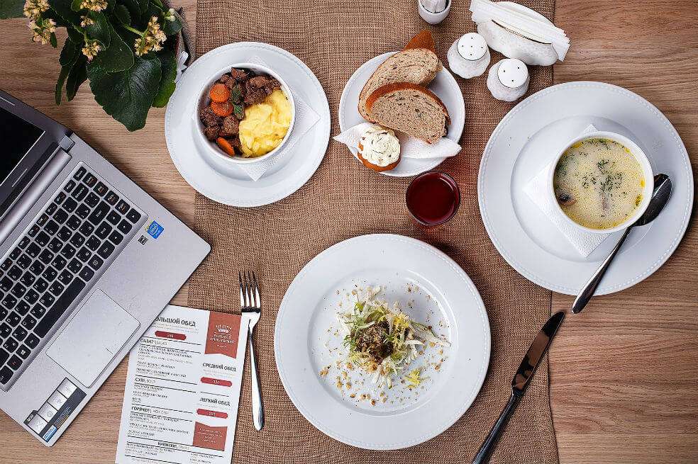 Según la Secretaría de Salud, llevar almuerzo al trabajo o a la universidad puede representar “un ahorro de hasta dos millones de pesos anuales”. / Pixabay