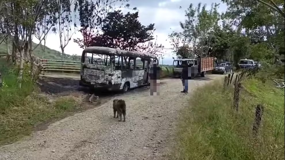Los conductores fueron obligados a descender antes de que los vehículos fueran incendiados en Tuluá.