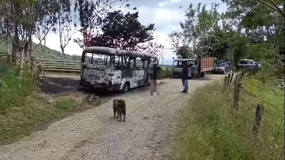 Los conductores fueron obligados a descender antes de que los vehículos fueran incendiados en Tuluá.