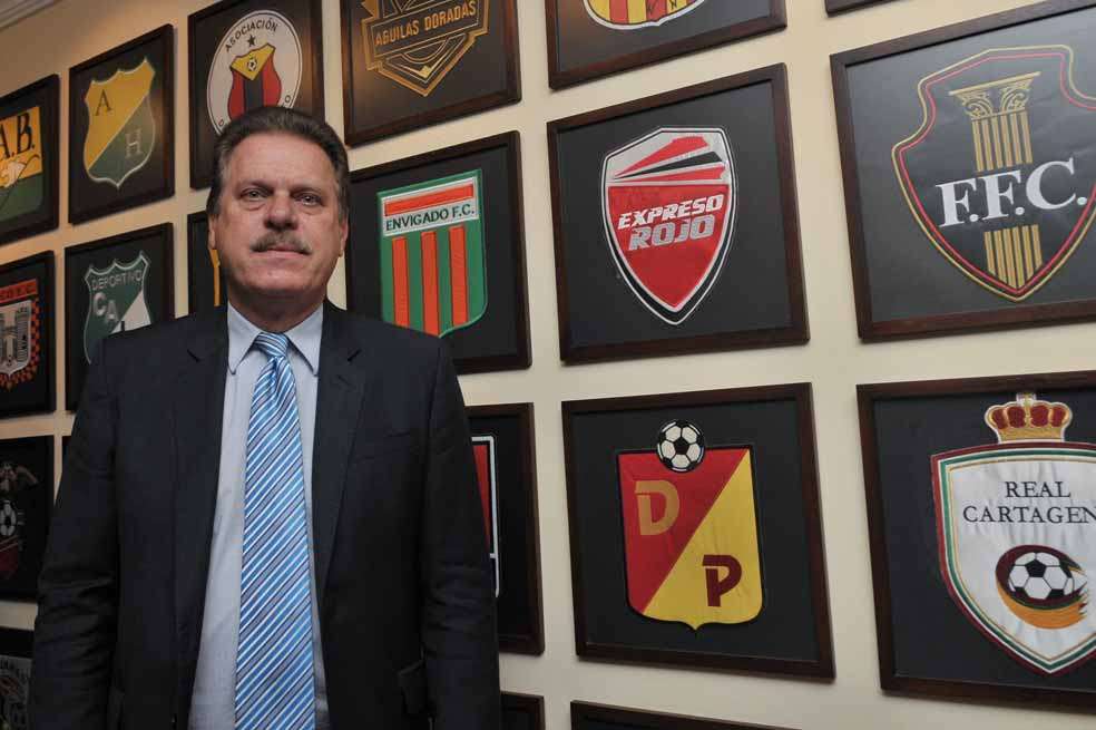El presidente de la Dimayor, Ramón Jesurún, se reunió ayer con los presidentes de los ocho clubes que disputarán los cuadrangulares en enero. / Pamela Aristizábal