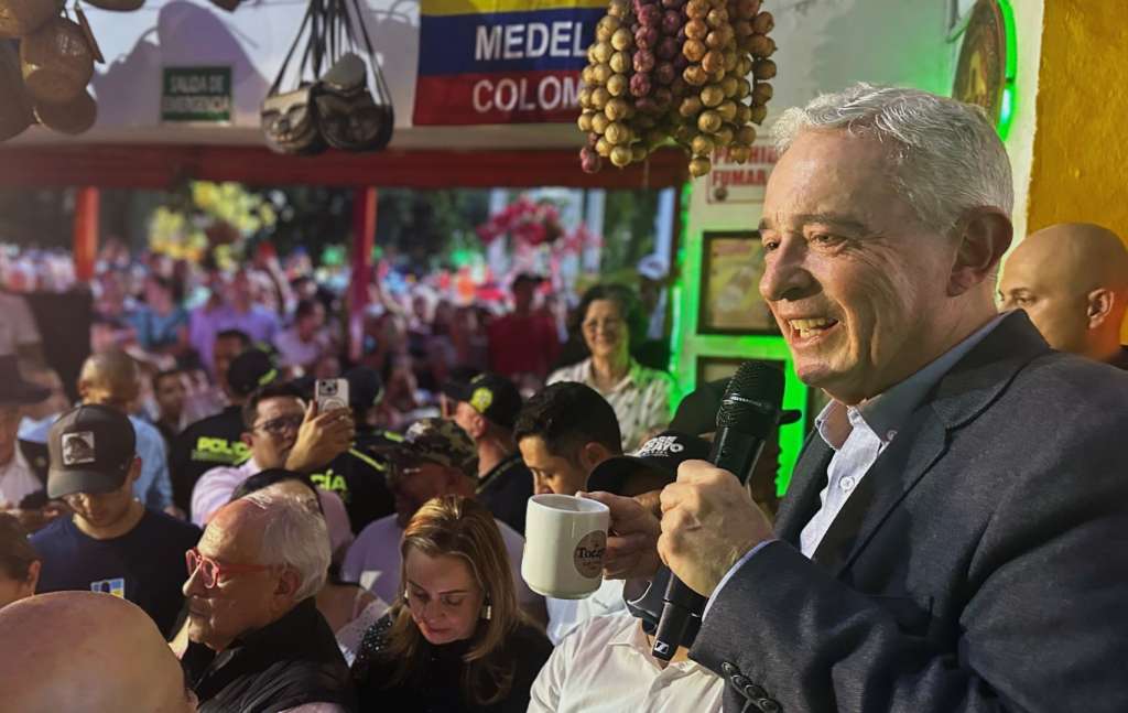 Expresidente Álvaro Uribe salió a las calles de Antioquia y pidió respaldo para las elecciones de 2026.