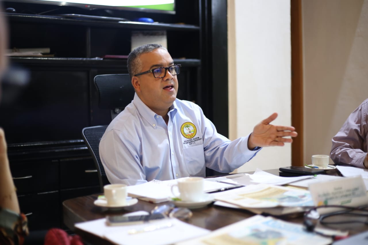 Pedrito Pereira Caballero fue designado como alcalde de Cartagena por el presidente Duque en septiembre de 2018.Cortesía Alcaldía de CartagenaPedrito Pereira, alcalde que el presidente Iván Duque designó hace casi un año, ante la falta absoluta de Manuel Vicente Duque, quien renunció a su cargo luego de verse involucrado en un caso de corrupción por las irregularidades en la elección de la contralora distrital, es uno de los únicos mandatarios que han permanecido cerca de 12 meses en el encargo. Desde su despacho comenta cuáles deben ser las prioridades para quien resulte electo el 27 de octubre. “Hay una situación crítica que tiene que ver con las decisiones judiciales. Hay más de 50 desacatos activos que en cualquier momento llevan al arresto del mandatario de turno, por omisiones administrativas que tienen más de una década”, anota.