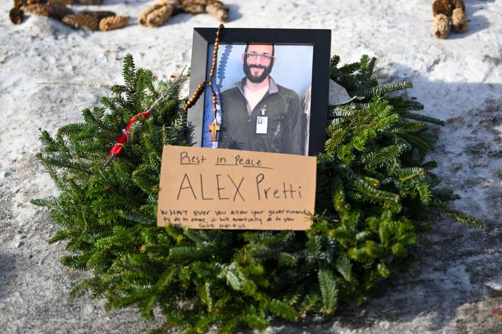Minneapolis (United States), 25/01/2026.- Flowers, candles and photographs are left at a makeshift memorial for Alex Pretti in south Minneapolis, Minnesota, USA, 25 January 2026. Pretti, a 37-year-old intensive care unit (ICU) nurse, was fatally shot by US Border Patrol agents on 24 January. Local leaders have condemned the shooting and called for the withdrawal of federal forces, while the Department of Homeland Security maintained that agents acted in self-defense during a struggle with an armed individual. EFE/EPA/CRAIG LASSIG
