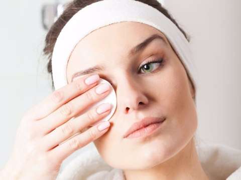 ¿Qué es la doble limpieza facial? Porque una lavada no basta (y tu cara lo sabe)