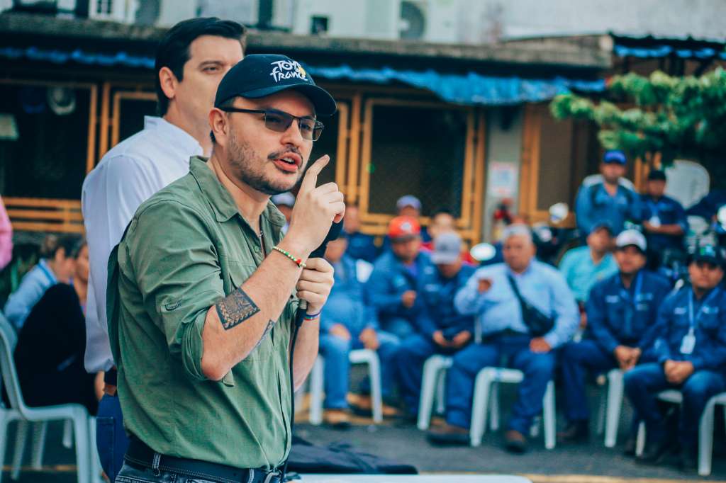 Felipe Harman se destaca por su juventud y por su cercanía con la gente.