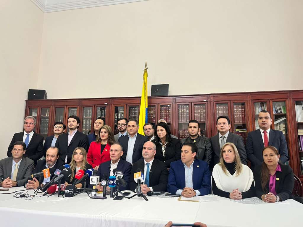 Congresistas y directores de los partidos Conservador, Liberal, de la U, Colombia Justa Libres, Centro Democrático, Cambio Radical.