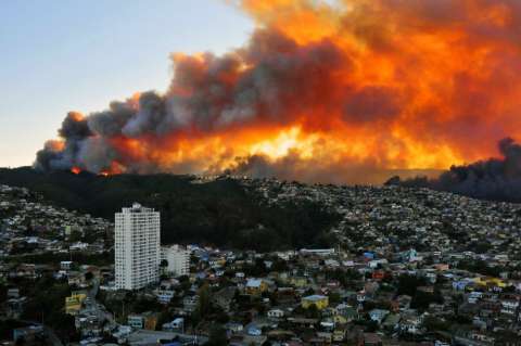 Chile: al menos ocho muertos y miles de evacuados por voraz incendio en Valparaíso