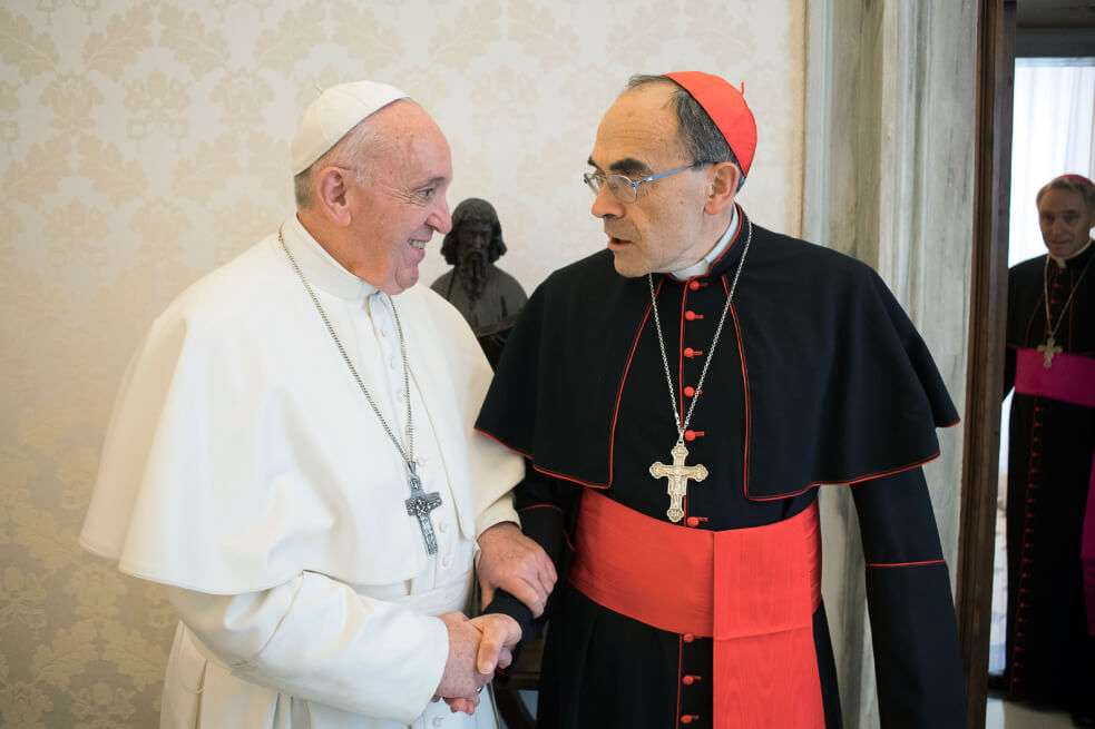 El papa Francisco recibió al cardenal francés Philippe Barbarin, condenado por la justicia por encubrir casos de abuso sexual. / AFP