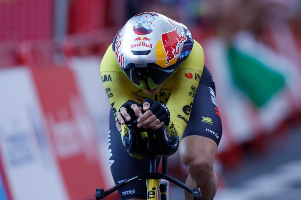 MONTECARLO, 22/08/2026.- El ciclista belga Wout van Aert participa en la primera etapa de la Vuelta a España, una crono de 9,4 kilómetros, en Mónaco. La Vuelta 2026, que comienza este sábado con salida en Mónaco, se considera una de las más duras de la historia, con casi 60.000 metros de desnivel total. EFE/Javier Lizón