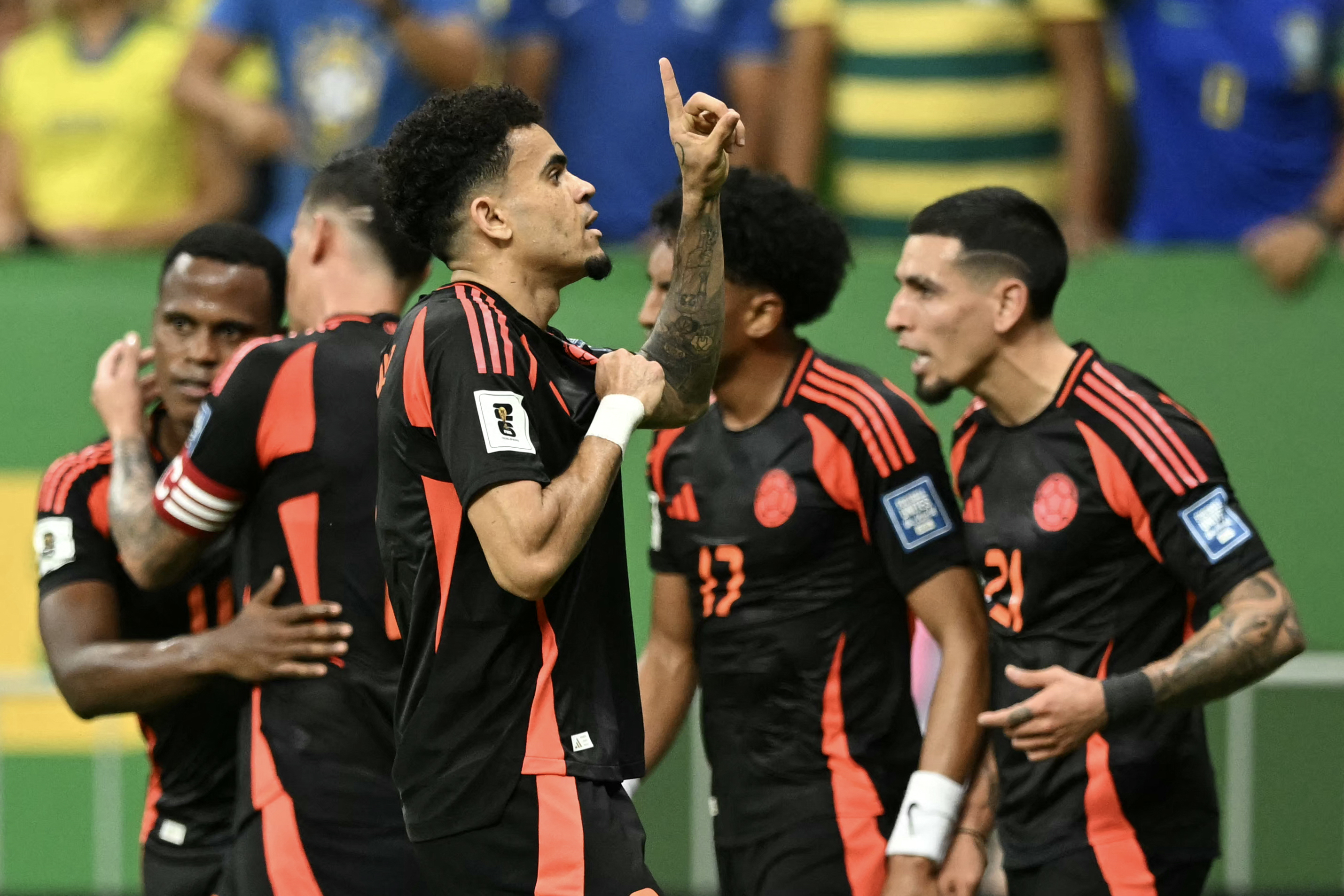 Luis Díaz, de la selección de Colombia, celebra el gol que le marcó a Brasil en el Mané Garrincha.