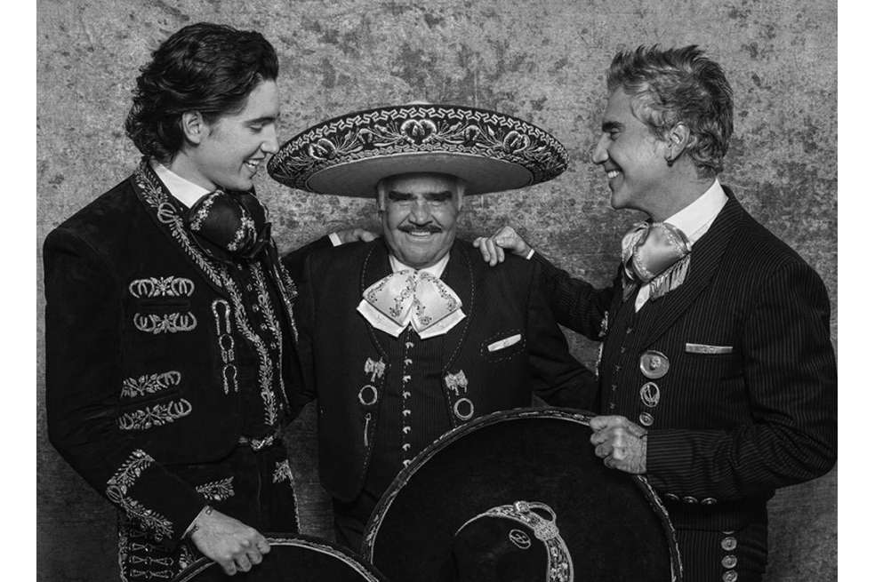 El 17 de febrero Alex publicó en su Instagram esta fotografía con su abuelo, Vicente Fernández y su padre, Alejandro. "Feliz cumpleaños hasta el cielo Tata...cada día te extraño más", escribió.