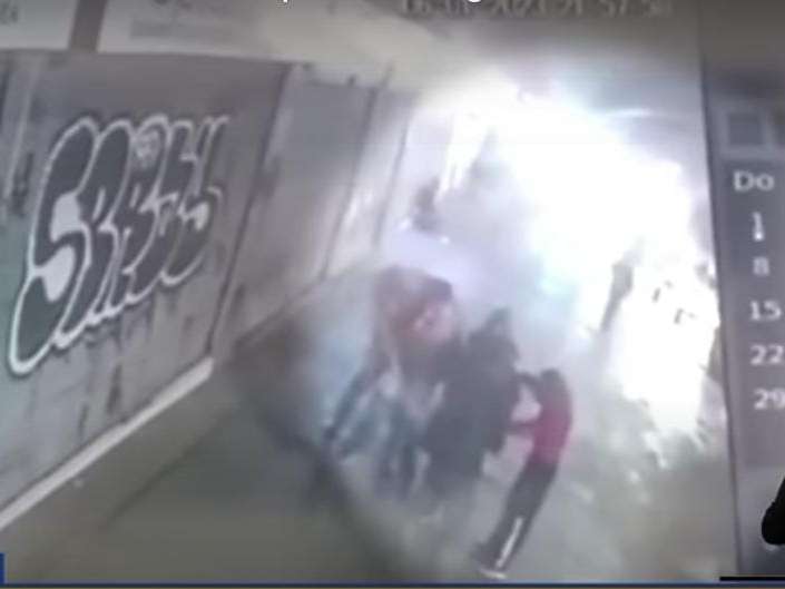 En las imágenes captadas por la cámara de seguridad evidencian como los delincuentes y las víctimas del robo huyen del lugar luego de que el arma se disparara.