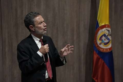 Bula habló con canciller de Ucrania sobre "abordar situación de colombianos en el conflicto"
