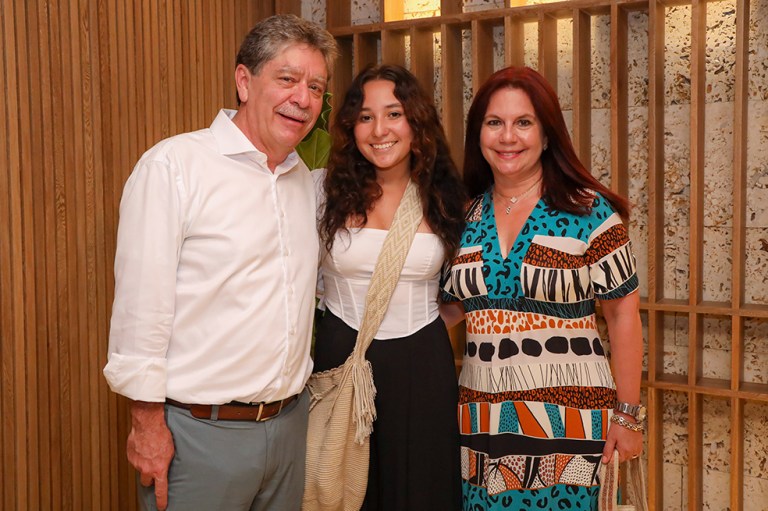 Bruce Mac Master,  Sofía MacMaster y Ana Torres Restaurante Marea Cartagena