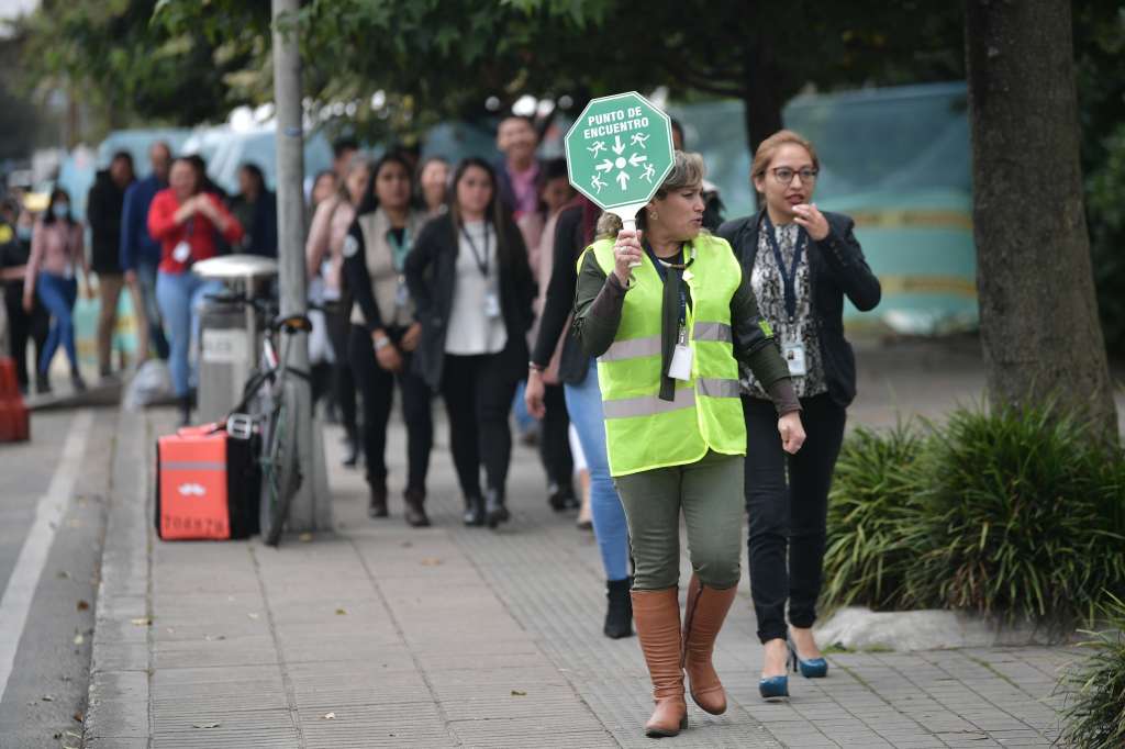 Simulacro de evacuación por emergencias, realizado en la Plaza de la Av Chile