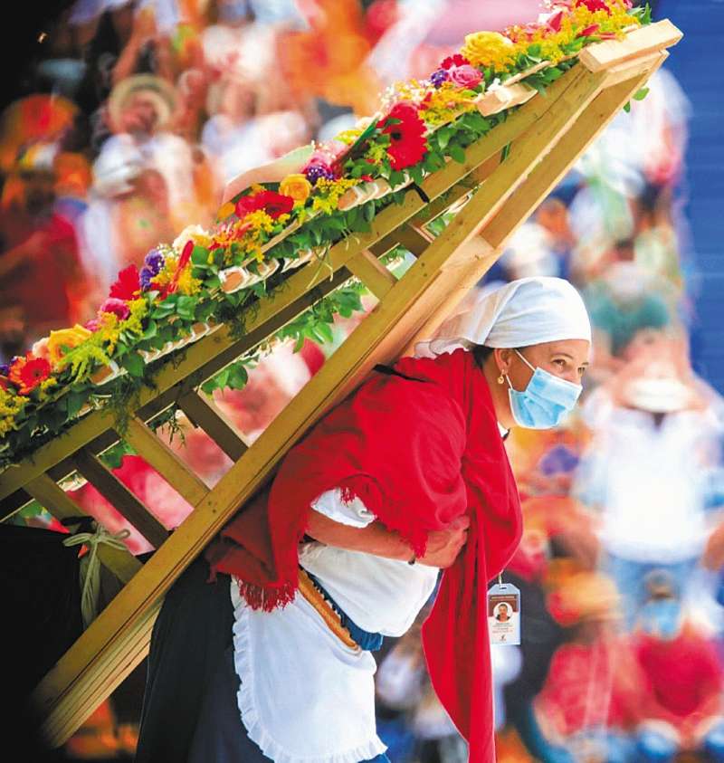 Los silleteros deben lucir prendas para la ocasión y cumplir con la variedad de flores que llevarán en las silletas.