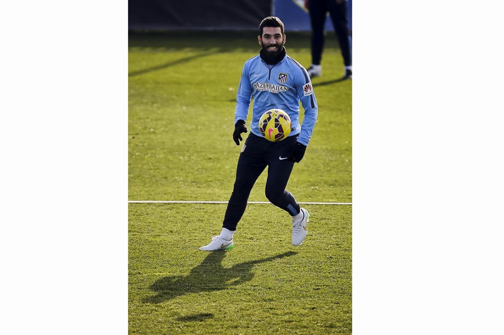 Arda Turan, estrella del Atlético de Madrid, equipo que patrocina Huawei.   / EFE