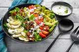 Empieza la semana con esta ensalada de huevo con yogur griego