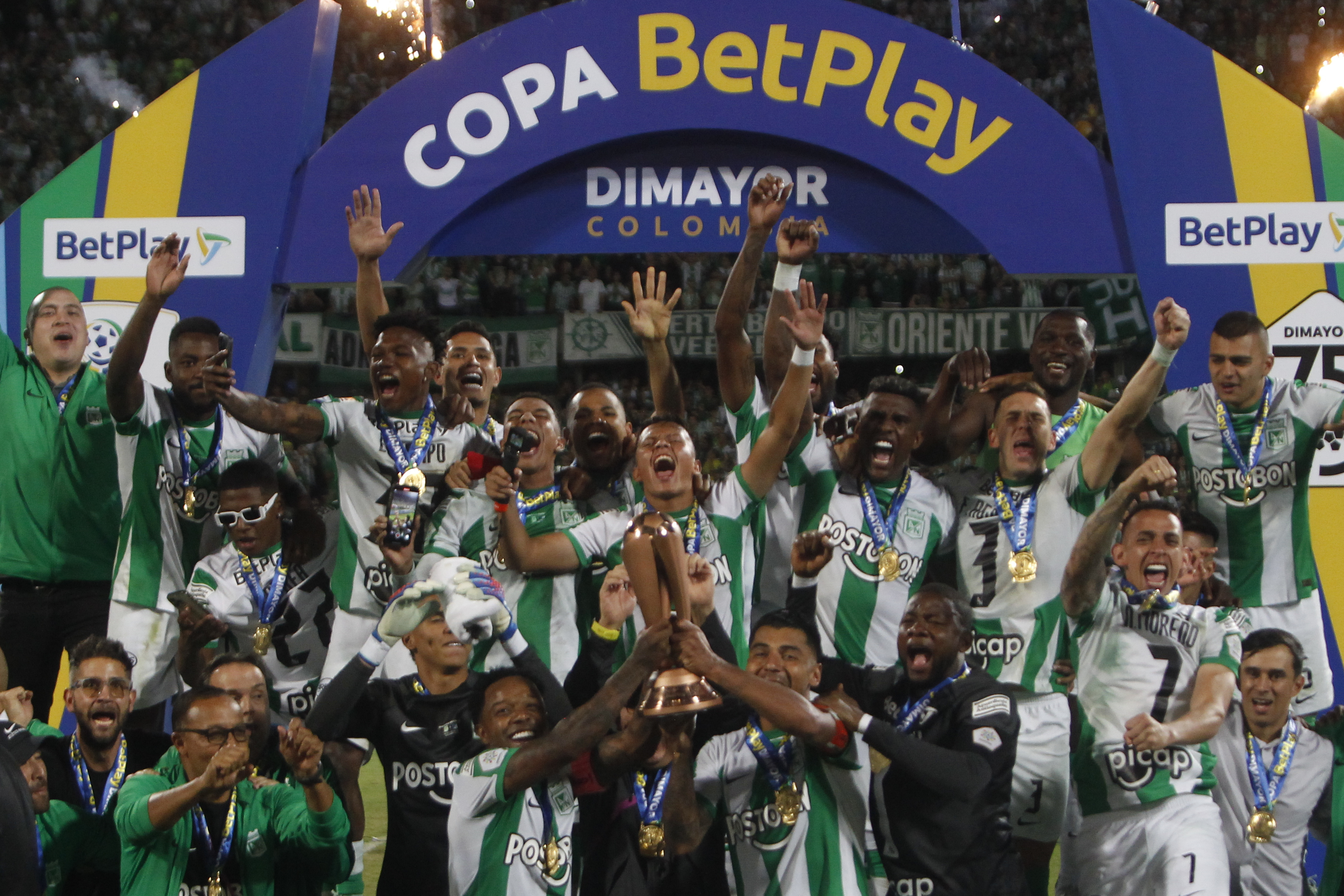AMDEP3880. MEDELLÍN (COLOMBIA), 23/11/2023.- Jugadores de Nacional celebran con el trofeo al ganar la Copa Colombia ante Millonarios hoy, en el estadio Atanasio Girardot en Medellín (Colombia). EFE/ Luis Eduardo Noriega Arboleda