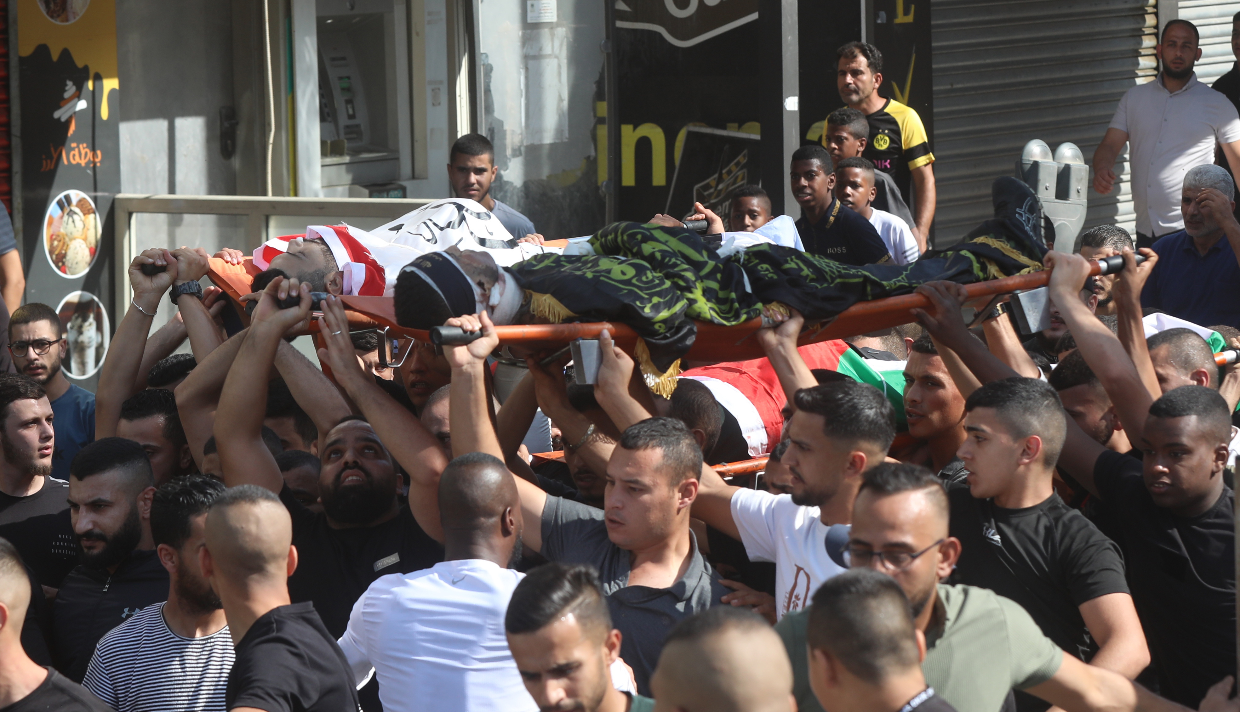 Jenin (-), 03/11/2023.- Mourners carry the bodies Palestinians killed during an Israeli raid at Jenin refugee camp, in the West Bank city of Jenin, 03 November 2023. According to the Palestinian Health Ministry, at least five Palestinians were killed during Israeli raids in Jenin refugee camp. More than 130 Palestinians have been killed and about 2,100 injured in the West Bank between 07 October and 02 November, following the escalation of hostilities between Israel and Hamas, the ministry said. (Yenín) EFE/EPA/ALAA BADARNEH