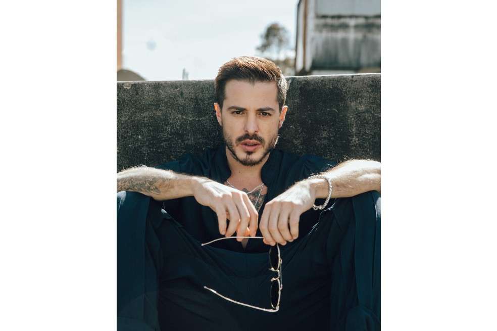 Llane muestra la nueva versión de su sencillo con una producción acústica, orgánica y con su voz en solitario.