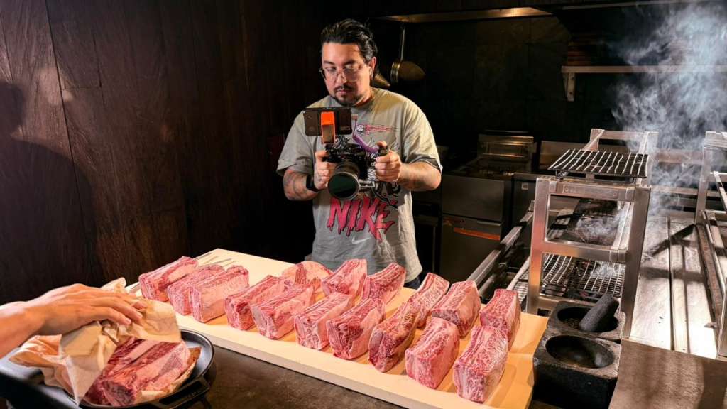 Para el fotógrafo colombiano, una buena imagen de comida no solo debe verse bien, sino que también tiene que sentirse comestible y contar algo sobre la experiencia detrás de su elaboración.
